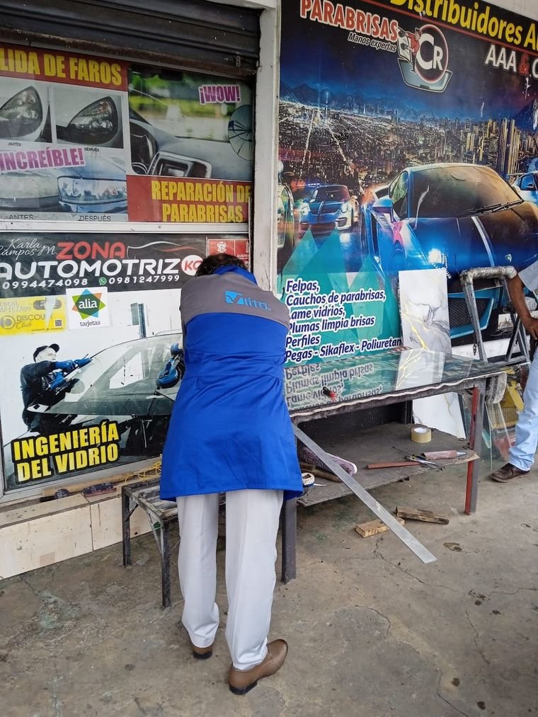 Técnico especializado de Parabrisas KC instalando vidrio automotriz